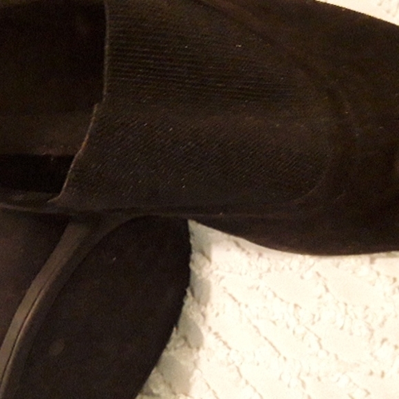 Black wedge heels with elastic across the top. Nwt - Picture 2 of 3